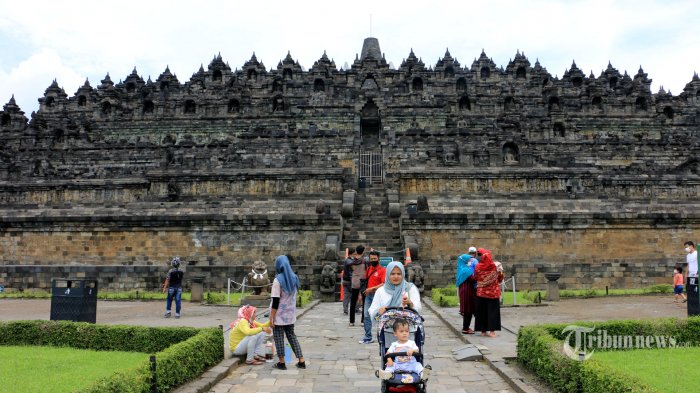 Wisatawan Menaiki Candi Borobudur